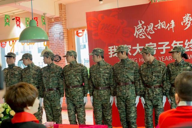 王鹤棣杂志封面尺度大引热议 一身休闲穿搭去医院